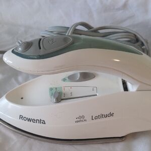 Rowen Latitude Travel Iron in White and Gray